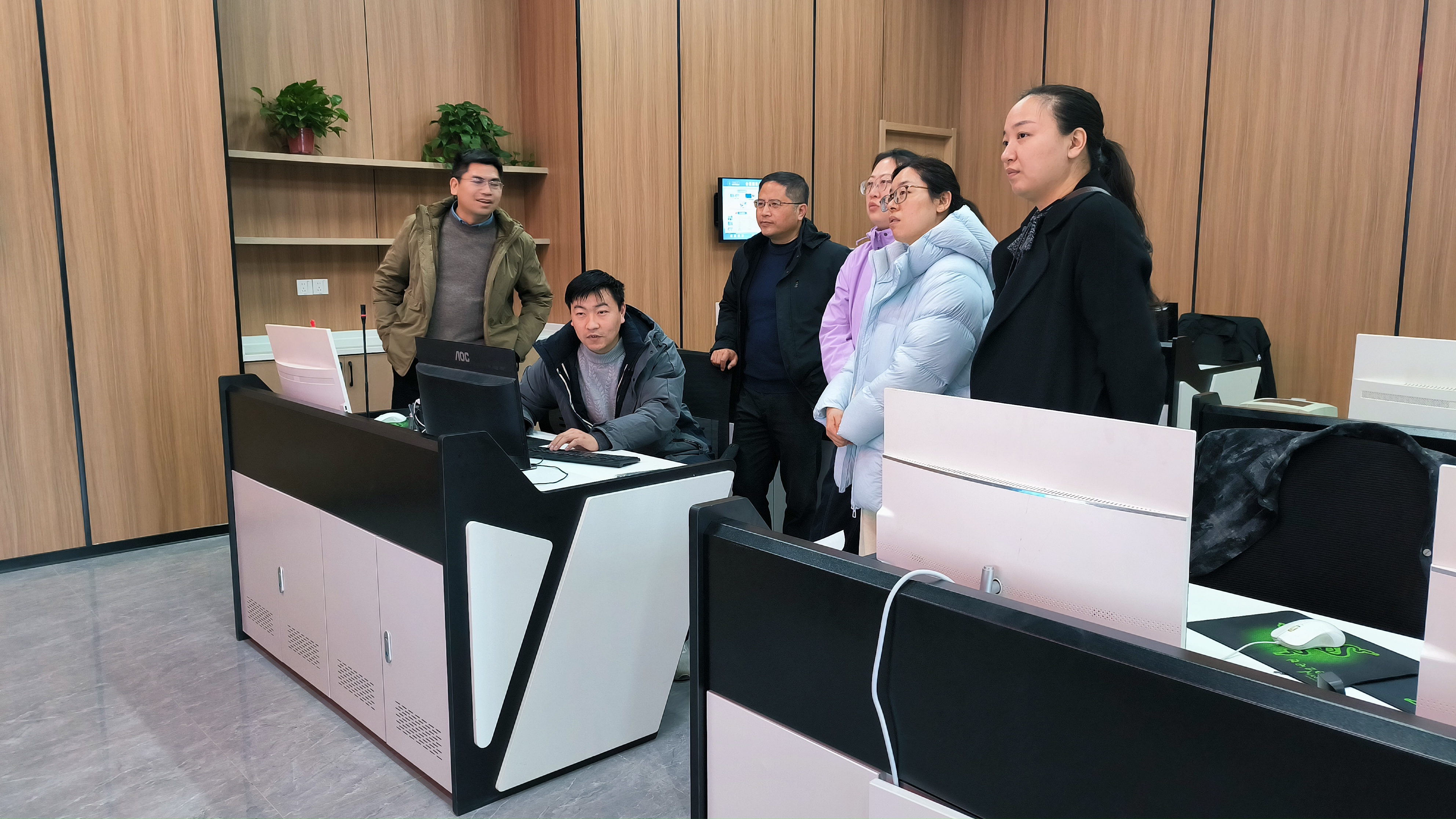 合肥市智能网联汽车创新中心林学欣副主任一行，莅临黑知马智运无人运力中心研讨交流