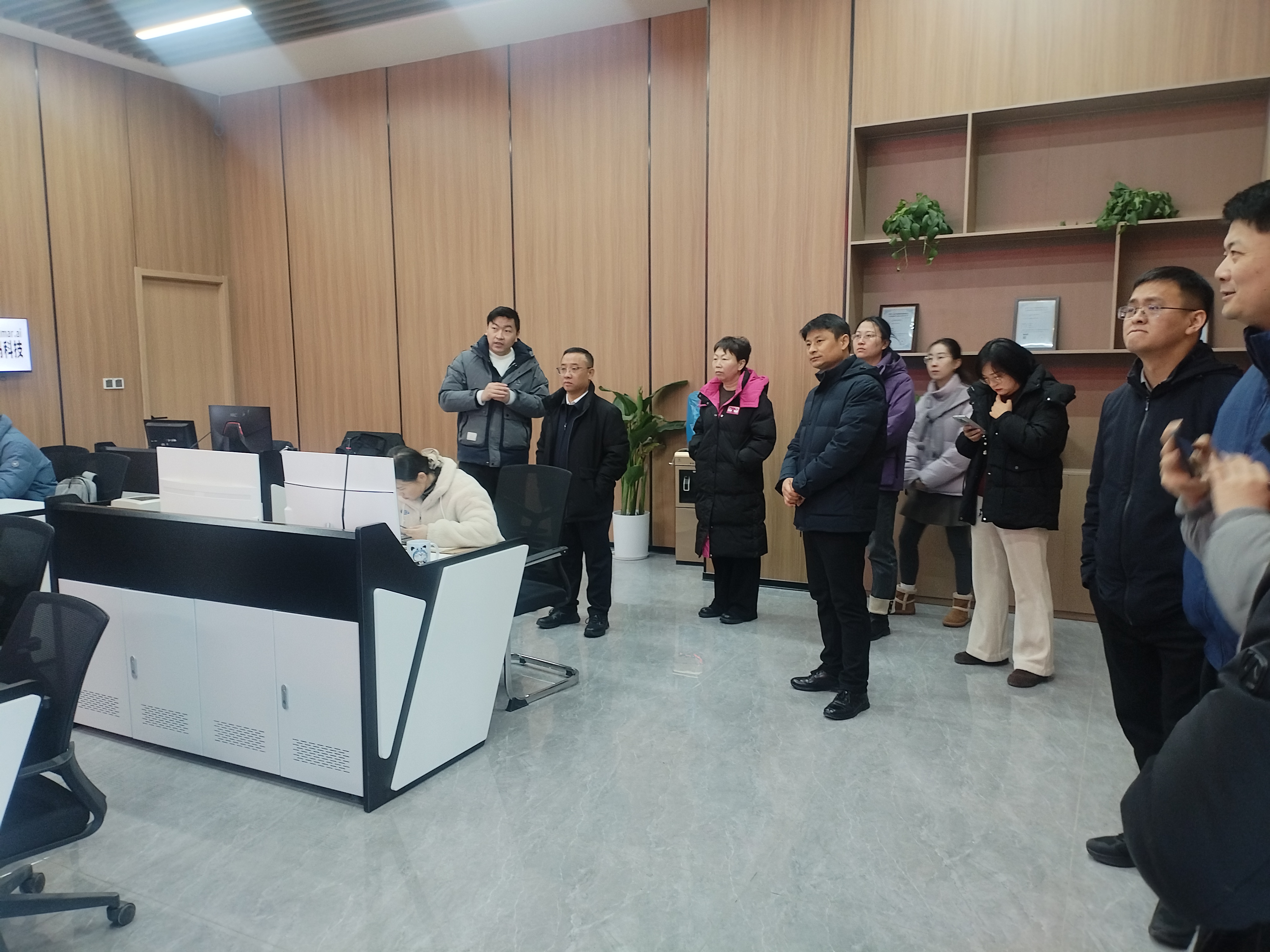 青海省发展改革委经济体制改革综合处处长吕勇率队莅临黑知马智运考察交流，合肥市发改委、肥西县发改委等部门领导陪同参观